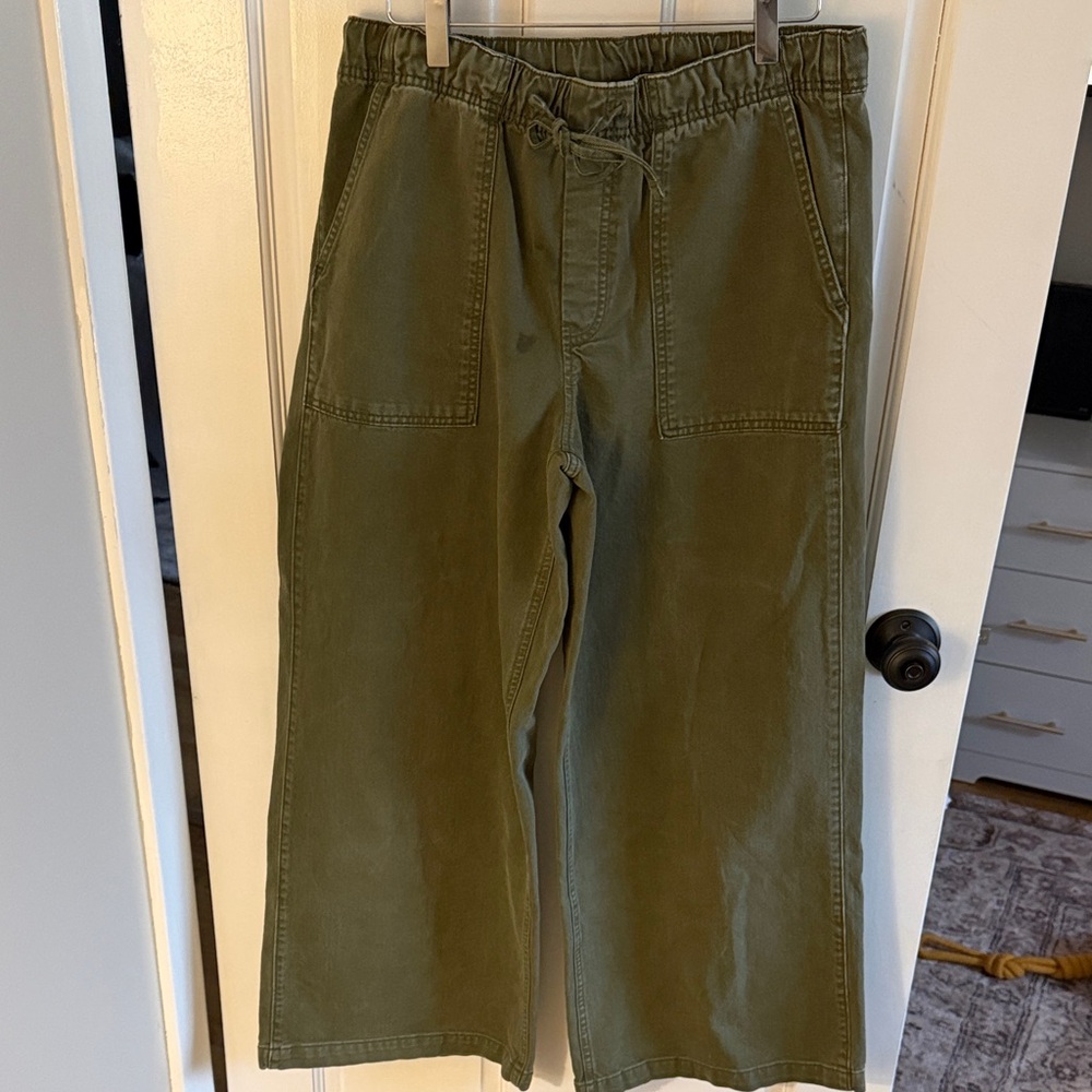 GAP Women’s Cargo Pants in Olive